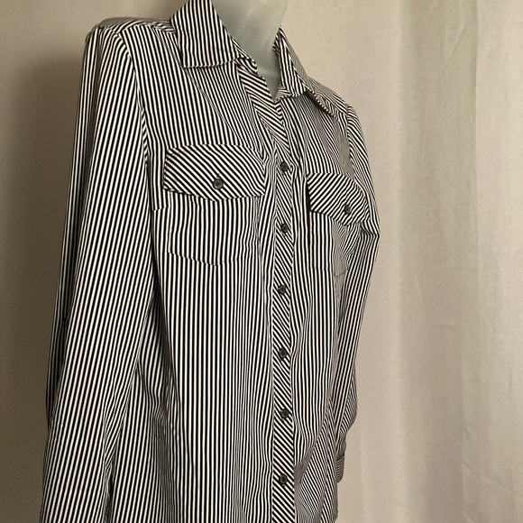Button down small long sleeve top - Picture 3 of 16